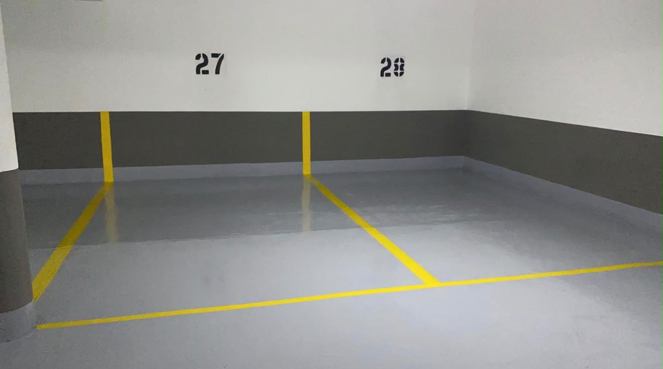Demarcación de cajones de estacionamiento y zócalo perimetral