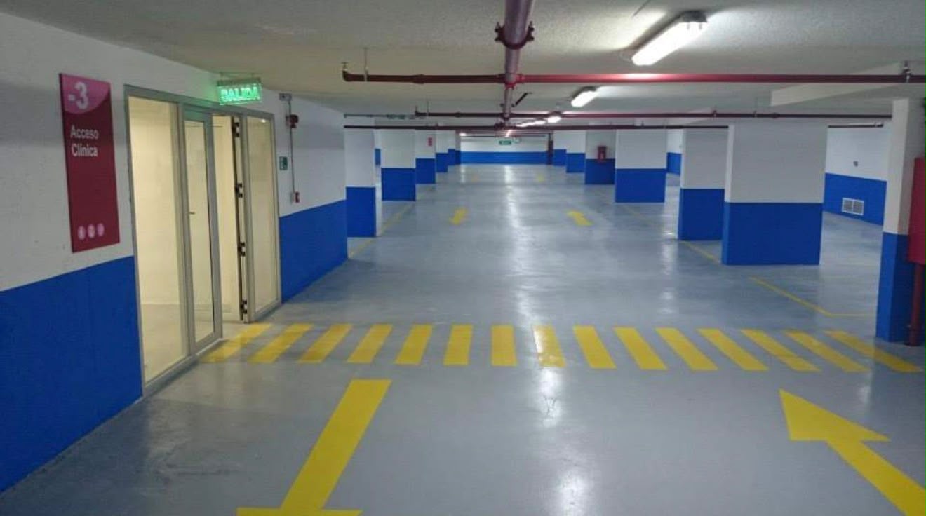 Demarcación de paso peatonal y señalética en acceso subterráneo