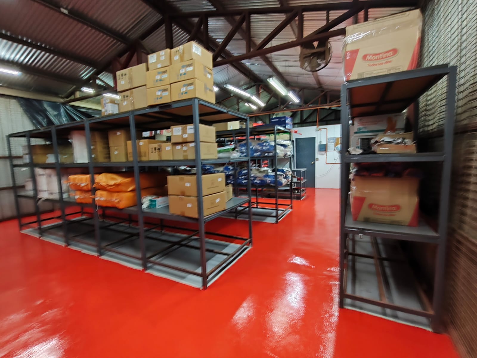 Revestimiento industrial continuo en bodega de almacenamiento